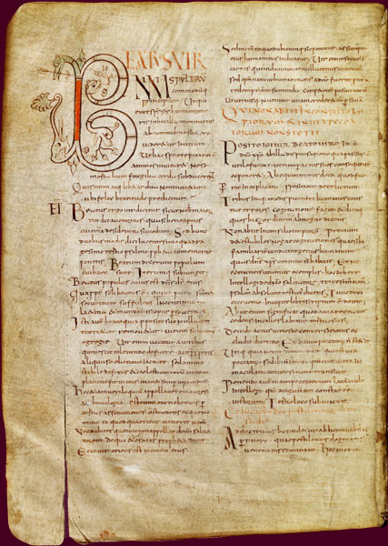 Commentaire des psaumes de Cassiodore. Page avec une initiale ornée d'une tête d'éléphant inspiré de celui offert à Charlemagne.
