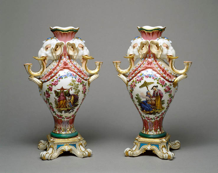 Paire de vases à tête d'éléphant de la manufacture royale de Sèvres datée autour de 1760 et conservée à la Walters Art Gallery de Baltimore