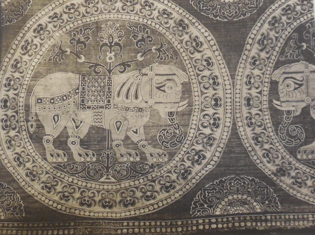 Tissu aux éléphants de la châsse du tombeau de Charlemagne à Aix-la-Chapelle. Tissu de soie réalisé dans les ateliers de Byzance au Xe siècle.