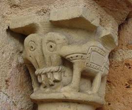 éléphant sculpté sur un chapiteau d'église les cordes remplacent les trompes