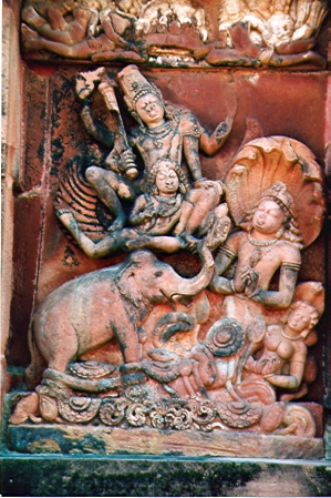 Ce bas-relief du temple de Vishnu à Déogarh représente Vishnu délivrant Gajendra, le roi des éléphants.