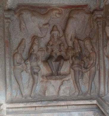 Ce bas-relief du temple de Vraha à Mamallapuram présentant la déesse Lakshmi aspergée d'eau par deux éléphants dans un symbole de fertilité