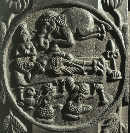Ce bas-relief représente le rêve de Maya dans lequel elle vit le futur bouddha entrer dans son sein sous la forme d'un éléphant blanc.